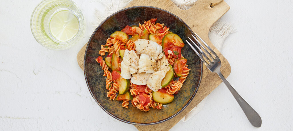 Kabeljau mit Fusilli in Zucchini-Tomatensoße