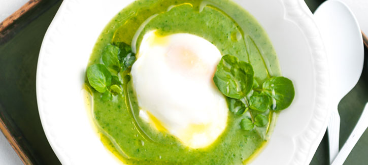 Brunnenkressesuppe mit pochiertem Ei
