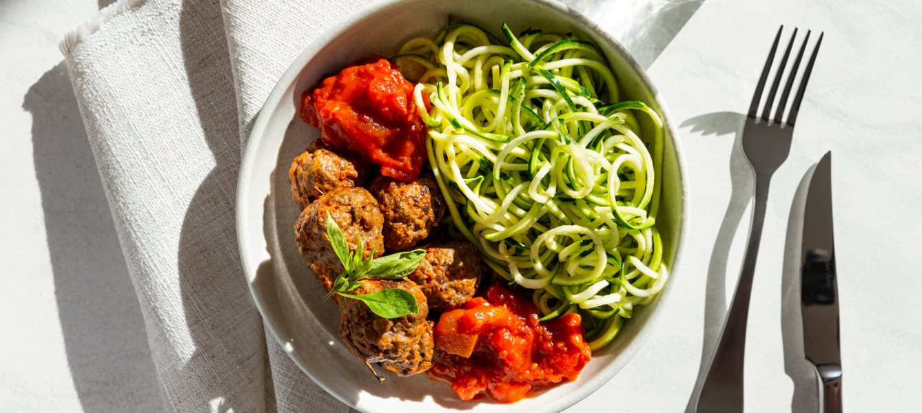 Zucchini-Nudeln mit Tatarbällchen