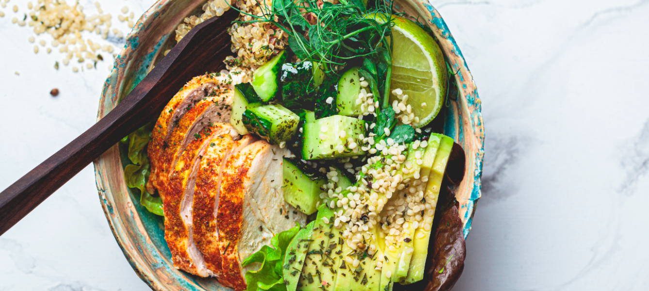 Quinoasalat mit Hähnchenfilet und Avocado