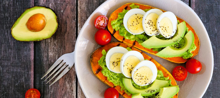 Gegrillte Süßkartoffel mit Ei, Avocado und Kirschtomaten