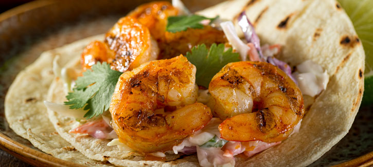 Wrap mit gegrillten Garnelen und Krautsalat