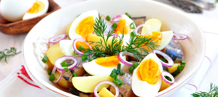 Heringsalat auf einem Bett aus Chicorée