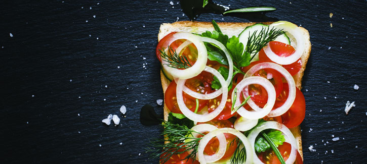 Toast mit Ziegenkäse, Gurke, Tomate und Zwiebel
