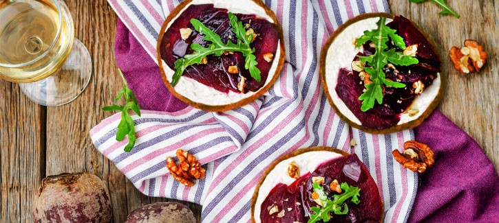 Mediterranes Broetchen mit Ziegenkaese Roter Bete und Walnuessen, Low Carb Rezept