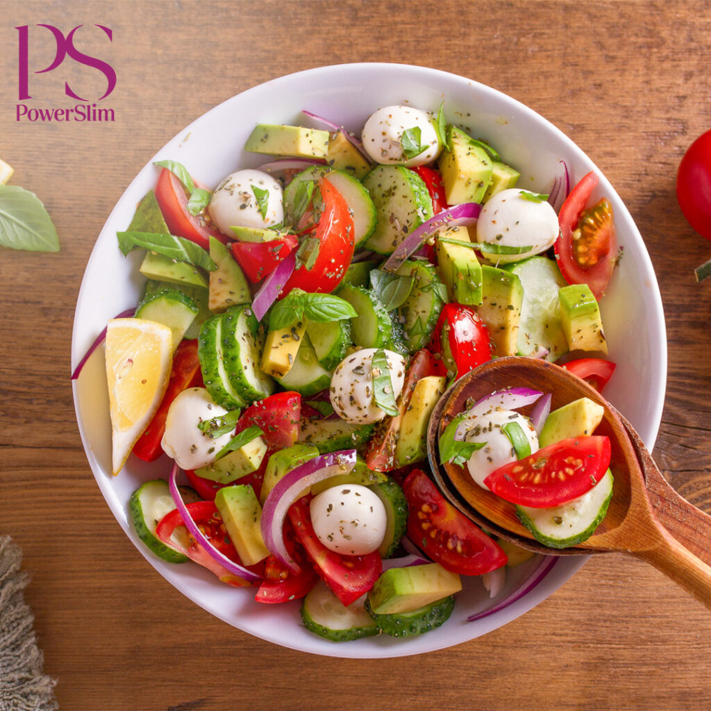 Caprese-Salat mit Avocado und roter Zwiebel