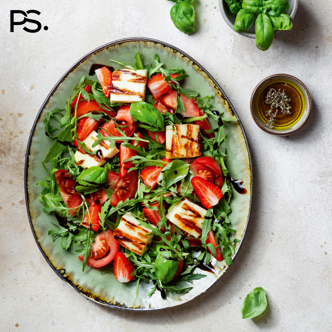 Frischer Salat mit Erdbeeren und Halloumi