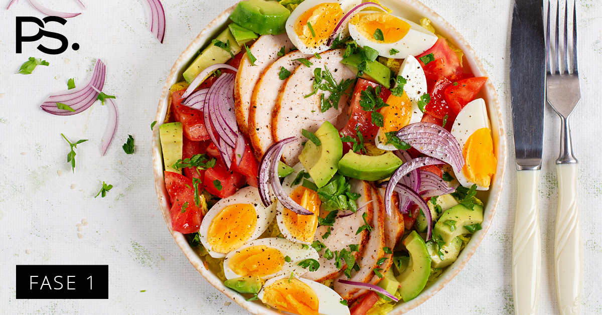Frischer Salat mit Hähnchenfilet, Ei und Avocado