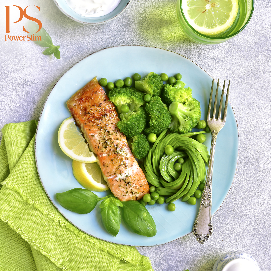 Gebratener Lachs mit Brokkoli, Avocado und Joghurt-Basilikum-Soße