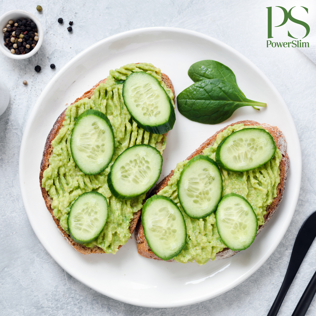 Geröstetes Brot mit frischem Ziegenkäse-Avocado-Salat und Gurke