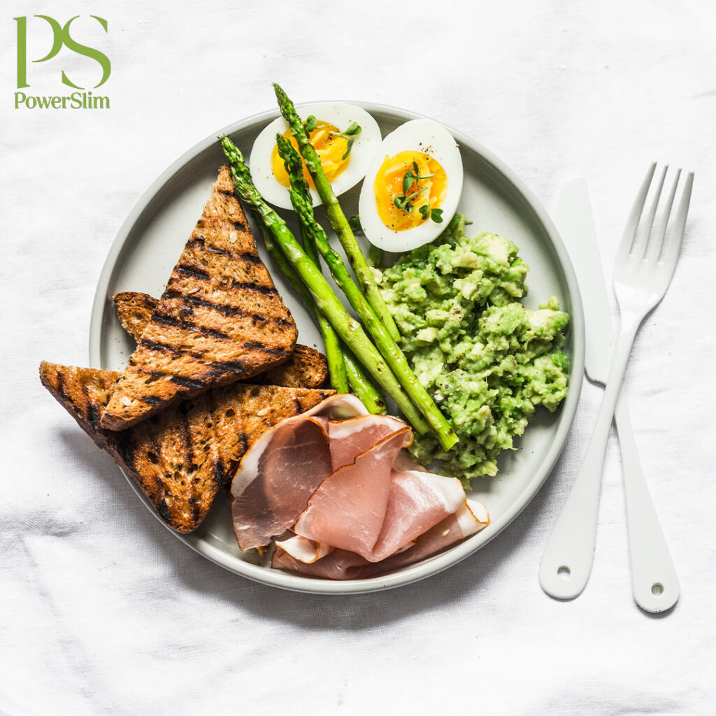 Getoastetes Brot mit gegrilltem Spargel, Ei, Schinken und Avocado-Joghurt-Dip