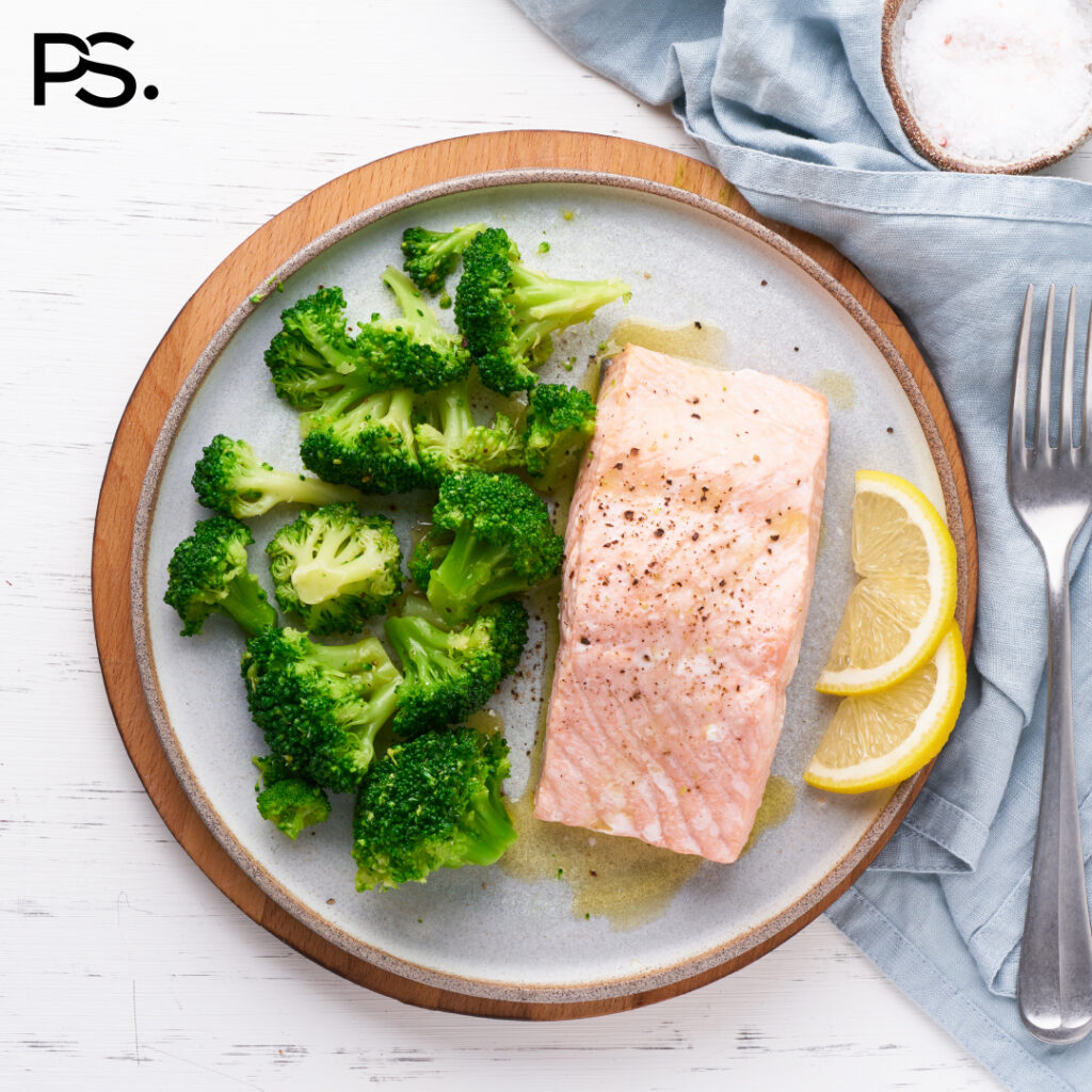 Gedämpfter Lachs mit Brokkoli und gebratenem Knoblauch
