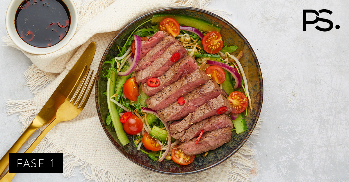 Steakstreifen mit Gurkenspiralen und Sojasprossen