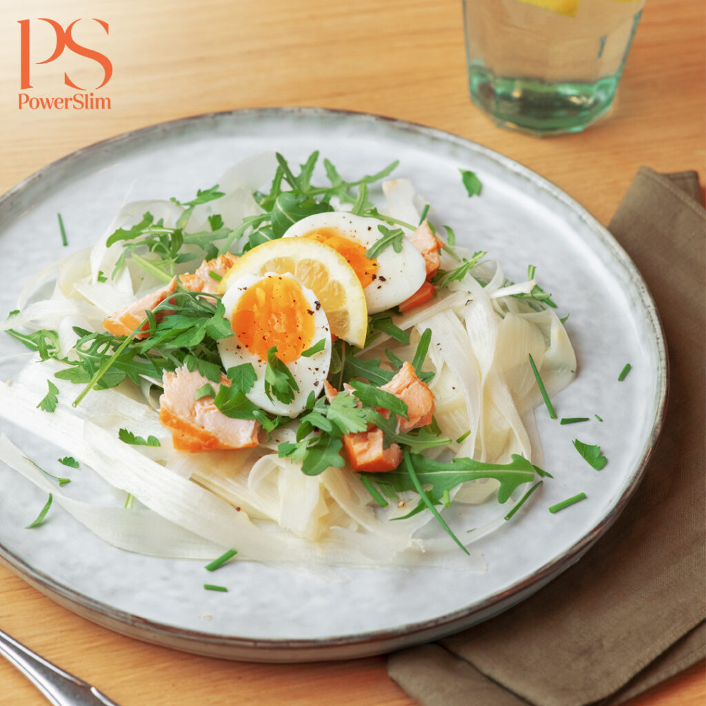 Spargel-Tagliatelle mit frischem Lachs und Ei