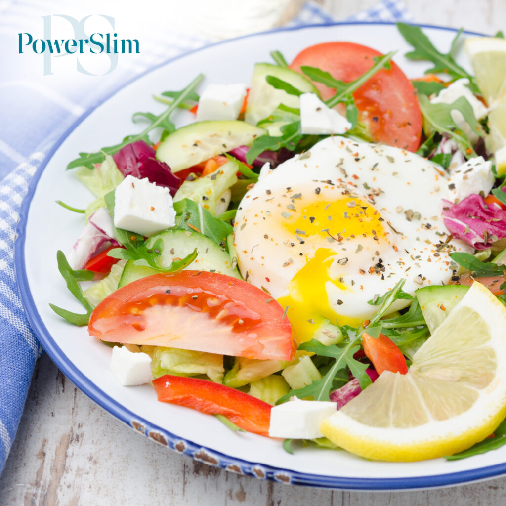 Salat mit Feta und pochiertem Ei
