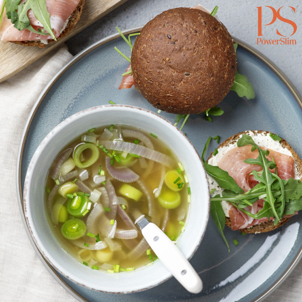 Klare Lauch-Zwiebelsuppe mit Rohschinken-Brötchen