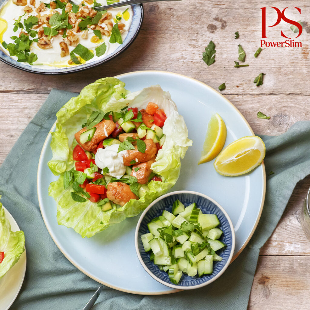 Salatblatt-Wraps mit Hähnchen und frischer Labneh