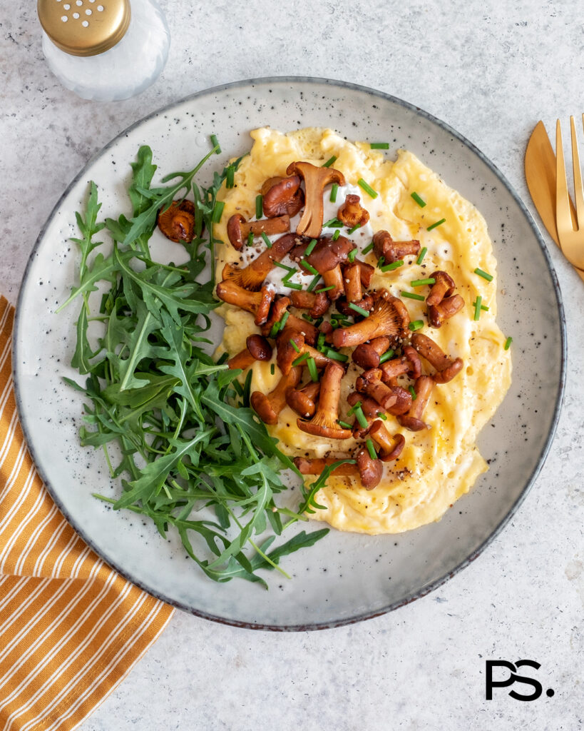 Rührei mit Rucola und Pfifferlingen