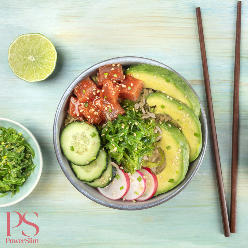 Poké Bowl mit Lachs, Gurke, Radieschen und Avocado