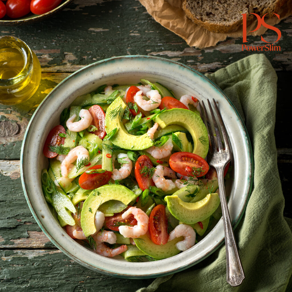 Salat mit Garnelen und Staudensellerie