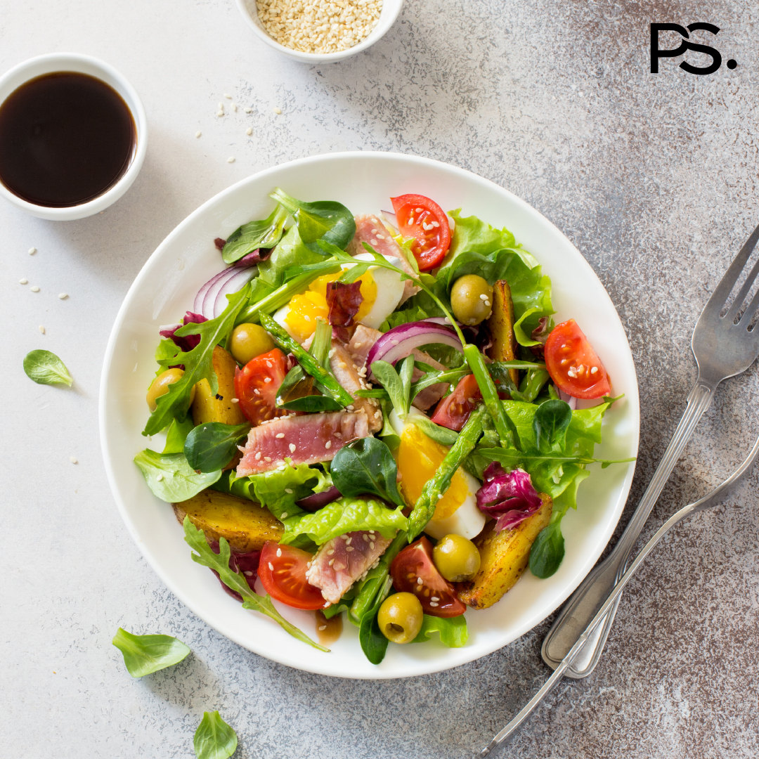 Salade Niçoise mit frischem Thunfisch und Spargel