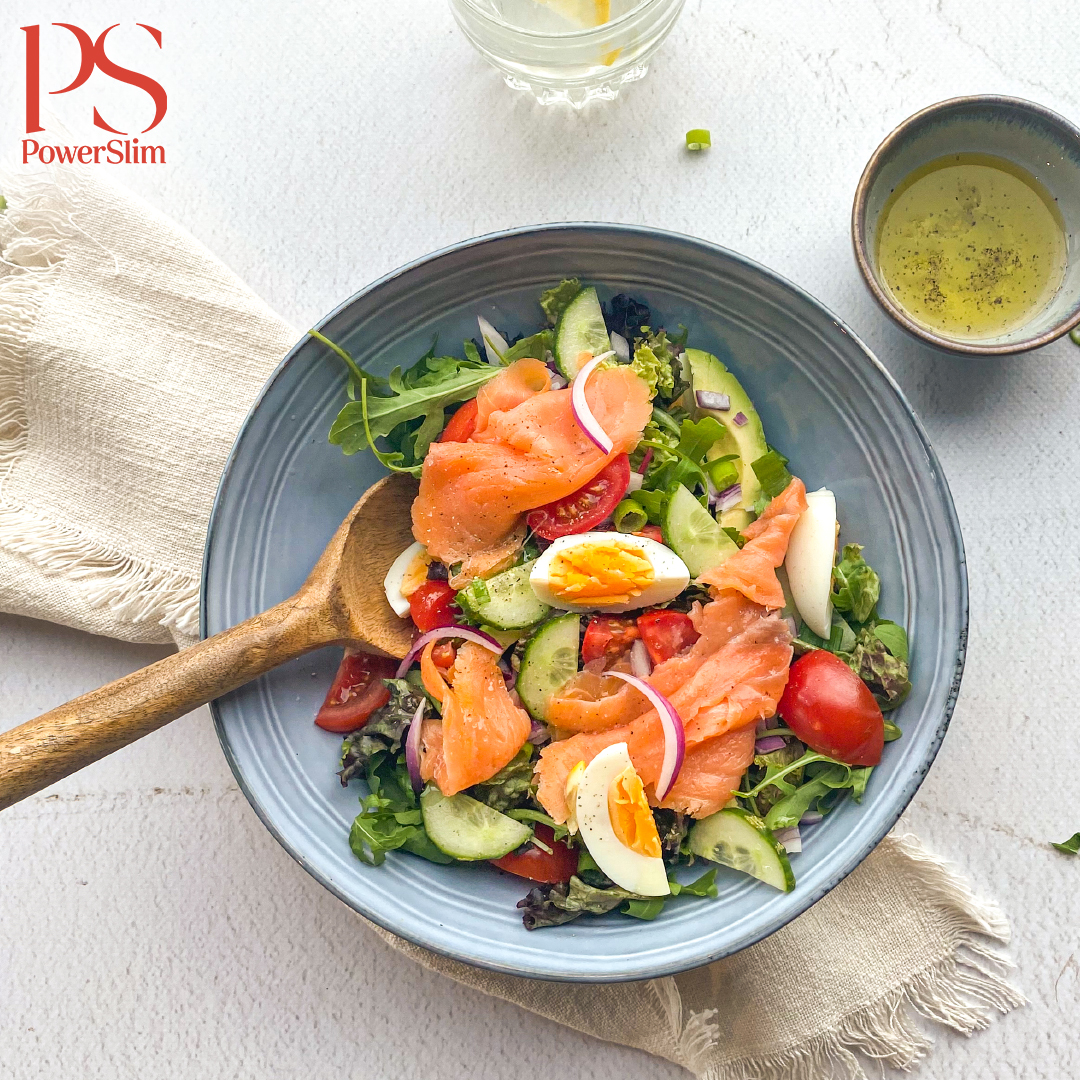 Salat mit geräuchertem Lachs, Ei, Tomaten und Gurke