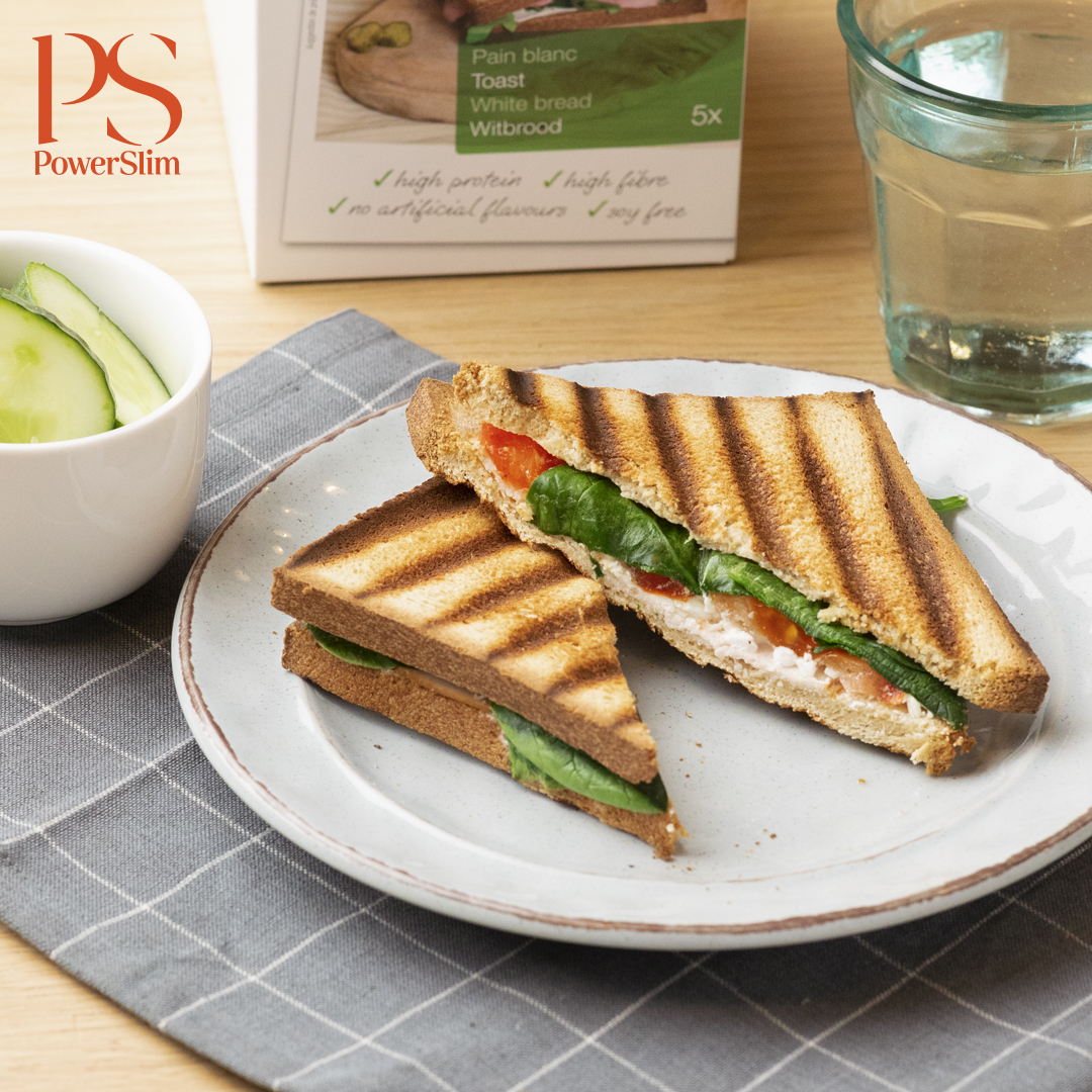 Toast mit Hüttenkäse, frischem Spinat und Tomate
