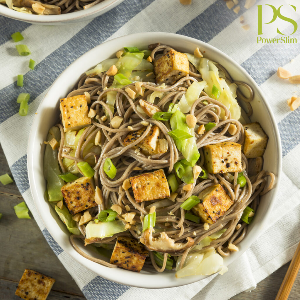 Nudeln mit Tofu und Spitzkohl