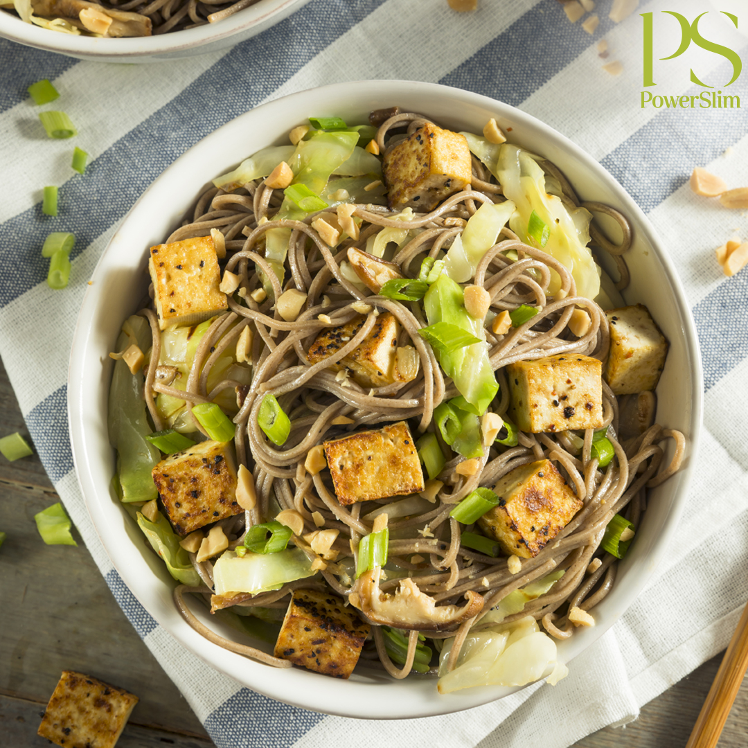 Nudeln mit Tofu und Spitzkohl