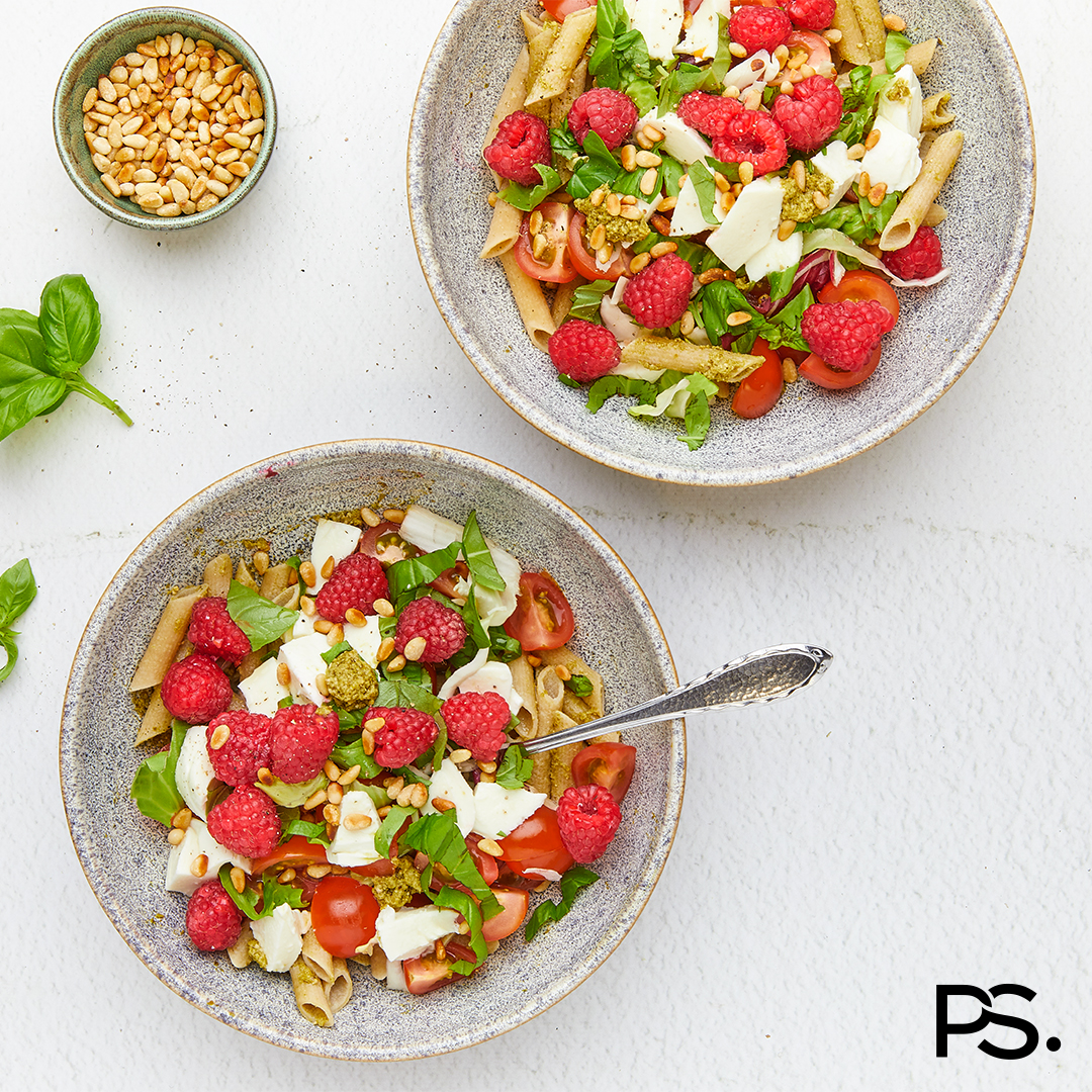 Nudelsalat mit Mozzarella und Himbeeren