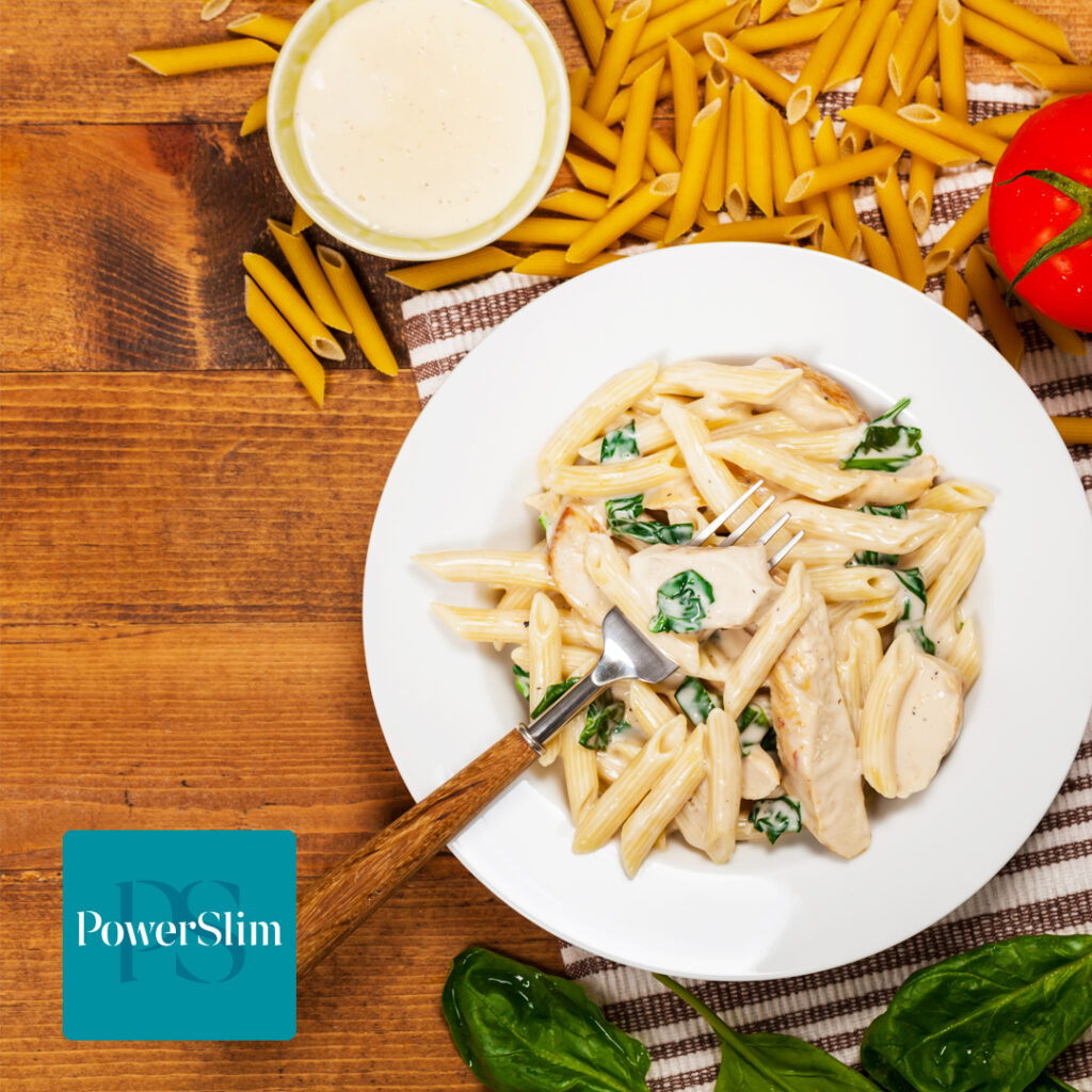 Pasta Alfredo mit Hähnchen und gedämpftem Spinat