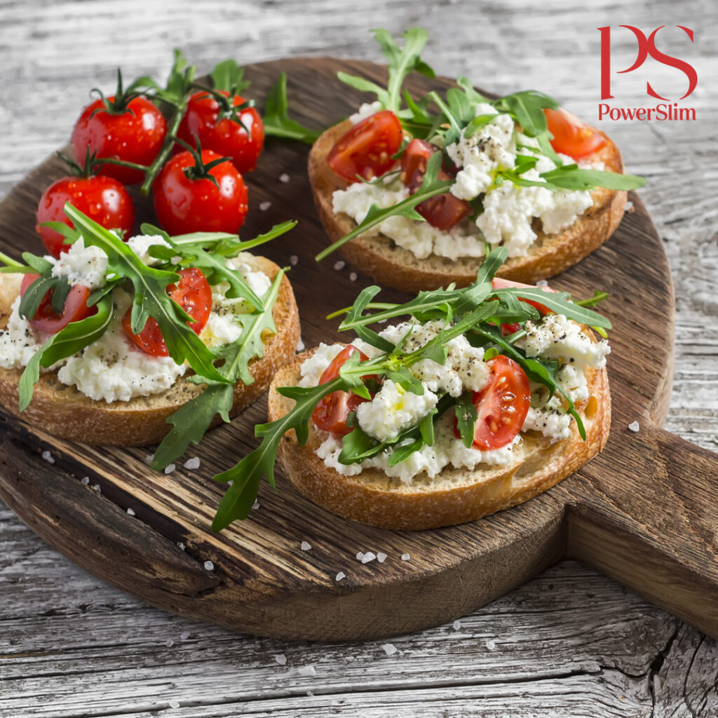 Toast mit Hüttenkäse, Tomate und Rucola