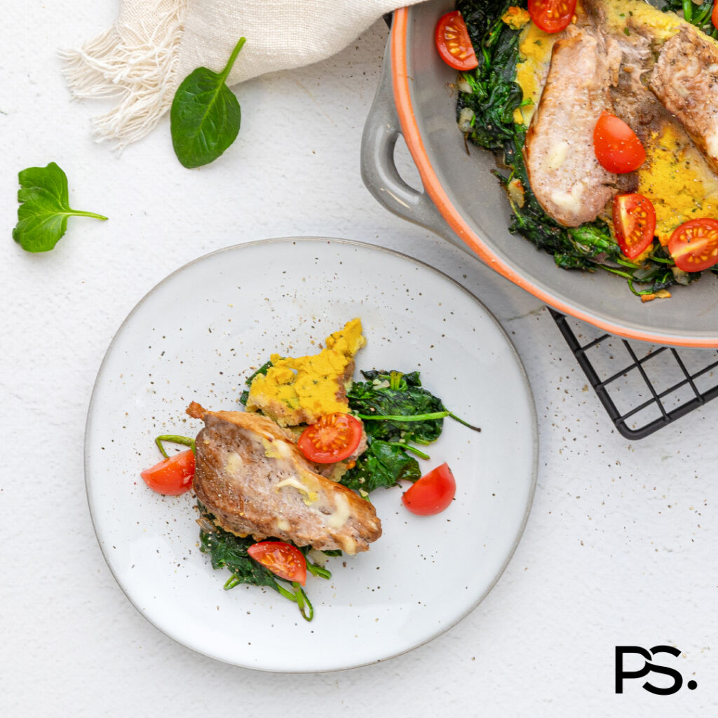Auflauf mit Schweinefilet, Spinat und Tomaten