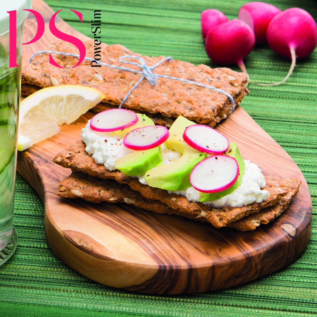 Cracker mit Hüttenkäse, Avocado und Radieschen