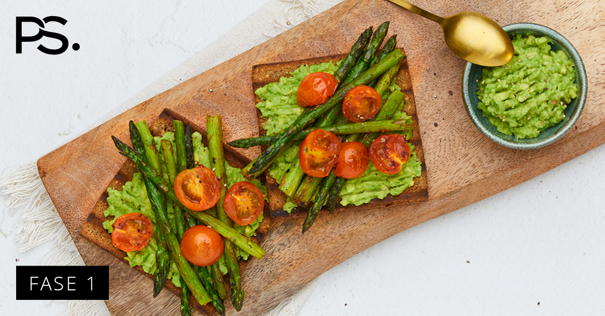 Toast mit Avocadocreme und gegrilltem Gemüse