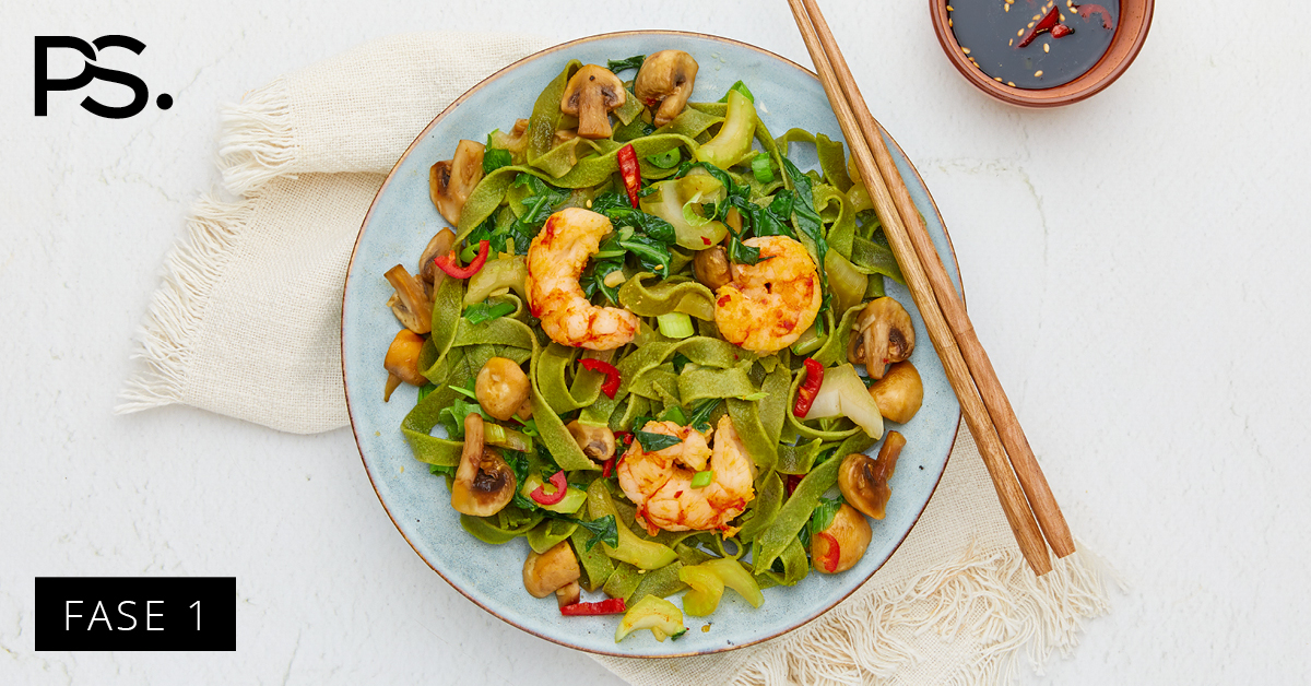 Spinat-Tagliatelle mit würzigen Garnelen und Pak Choi
