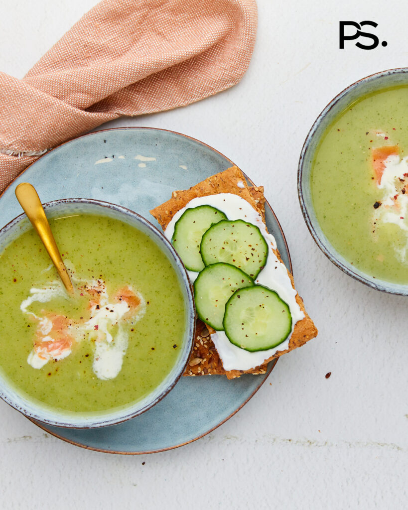 Zucchinisuppe mit Lachsschnipseln und Petersilie