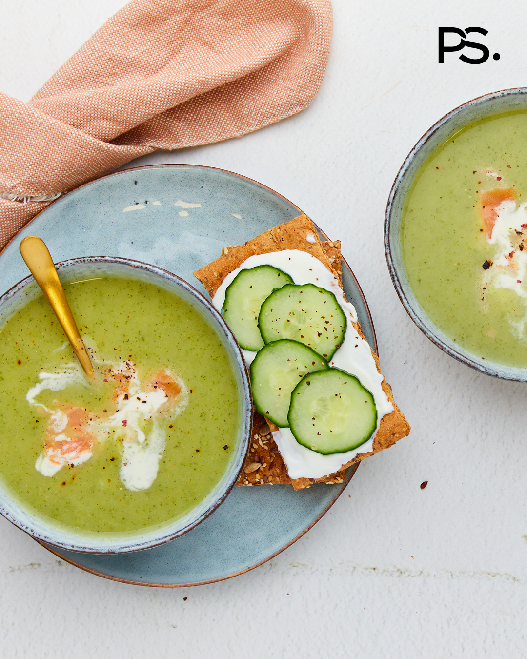 Zucchinisuppe mit Lachsschnipseln und Petersilie