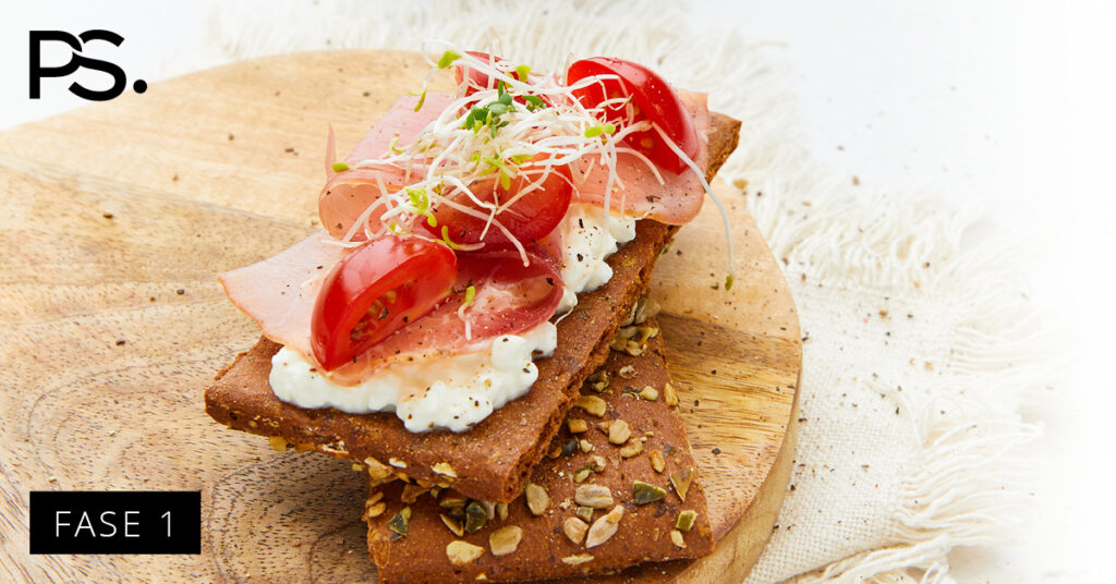 Cracker mit Rohschinken, Tomaten und Alfalfa