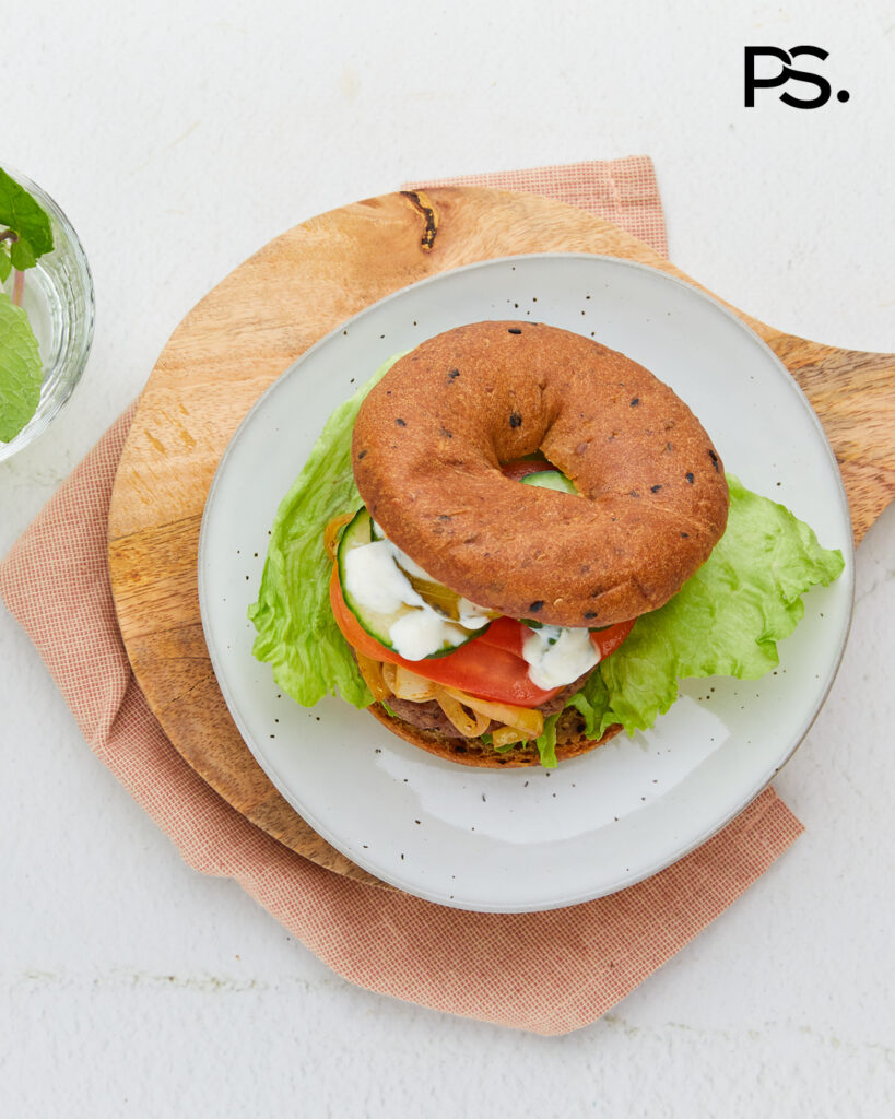 Burger im Brötchen mit Joghurt-Minzsoße