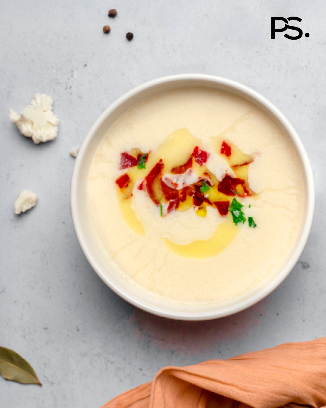 Blumenkohlsuppe mit knusprigem Rohschinken und Petersilie