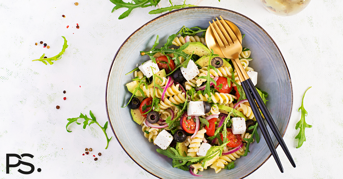 Nudelsalat mit Avocado, Feta und Oliven