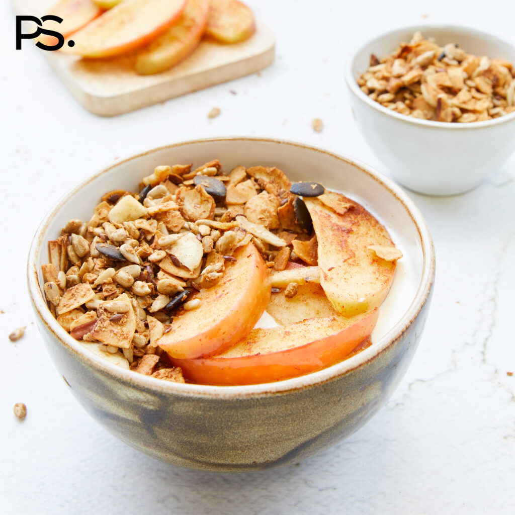 Griechischer Joghurt mit gebratenem Apfel und Granola
