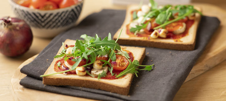 Pizza-Toast mit Champignons und Ziegenkäse