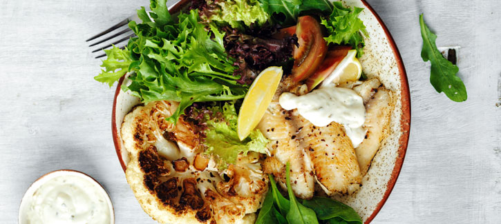 Heilbuttfilet mit geröstetem Blumenkohl und Salat