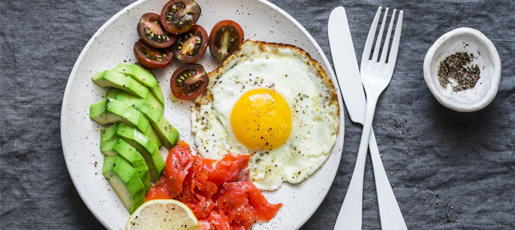 Spiegelei mit geräuchertem Lachs, Tomaten und Avocado