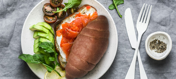 Croissant mit Frischkäse und geräuchertem Lachs