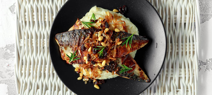 Makrelenfilet mit Kartoffelpüree und Staudensellerie
