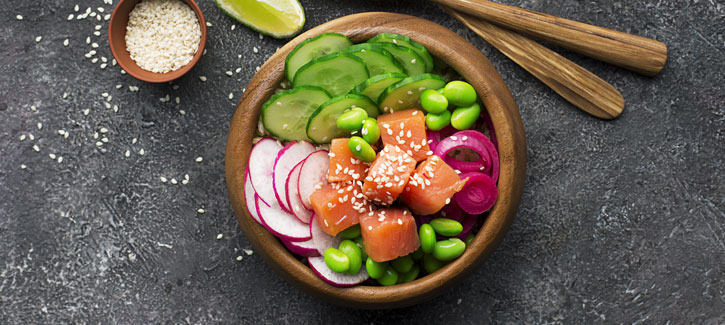 Poké Bowl mit frischem Lachs, Gurke und Radieschen