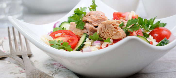 Thunfischsalat mit Reis, Tomate und Gurke